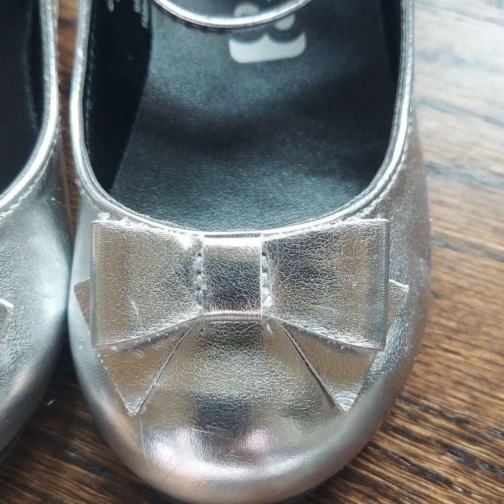 Crazy 8 Girl Silver with Bow Dress Shoes - sz 6